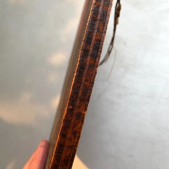 ANTIQUE 1900'S PAINTING ON OVAL WOOD BOARD - Picture 6 of 8